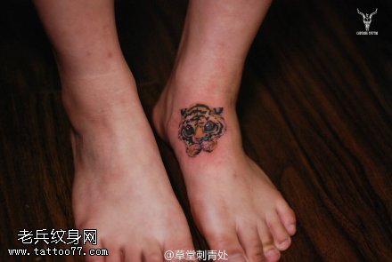脚面上的小老虎纹身图案