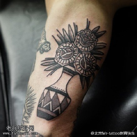 小腿上的花瓶纹身图案