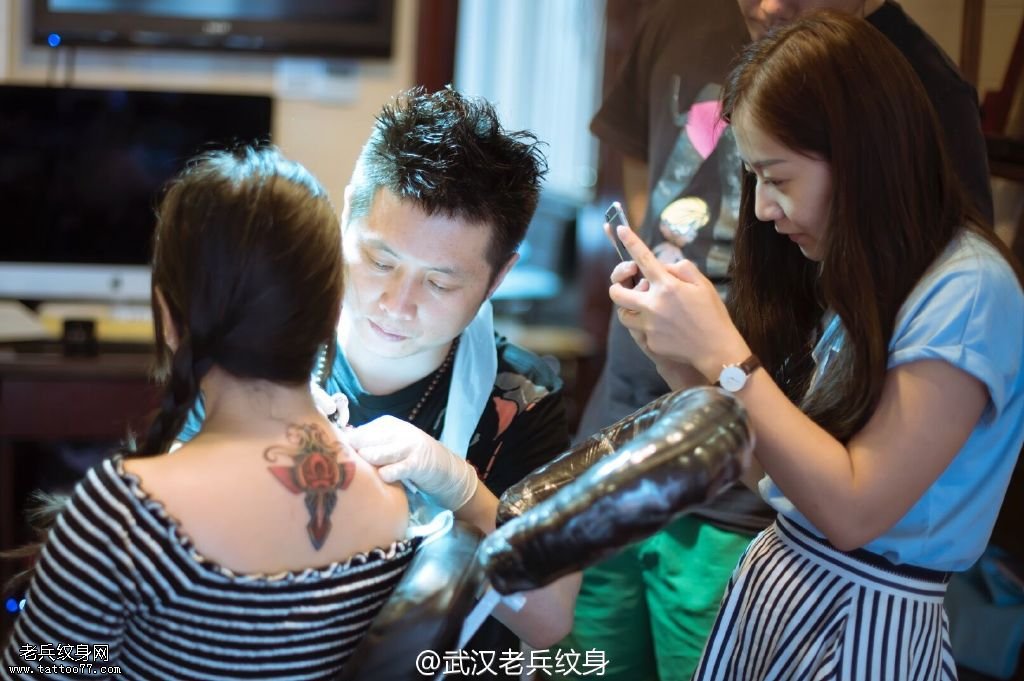 武汉老兵纹身店首席纹身师兵哥肩膀纹身图案打造中