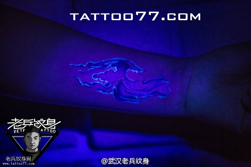 手部浪花荧光纹身作品