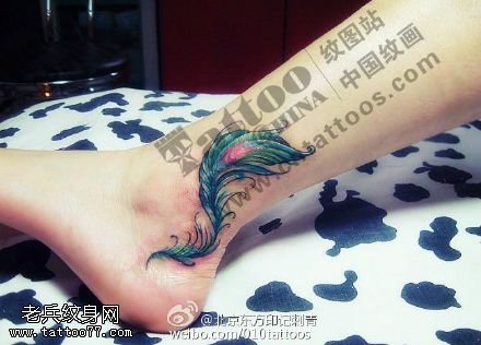 脚腕上的孔雀毛纹身图案