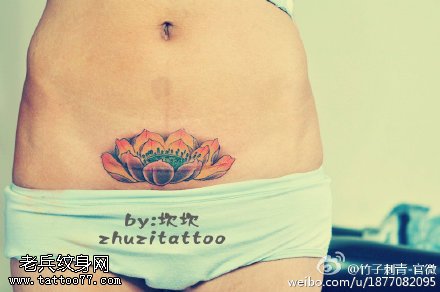 腹部经典的莲花纹身图案