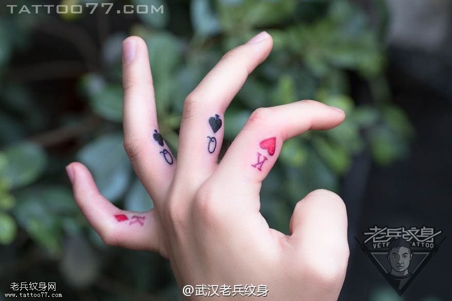 手指扑克牌纹身作品由武汉女纹身师打造
