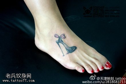 美女脚上的高跟鞋纹身图案