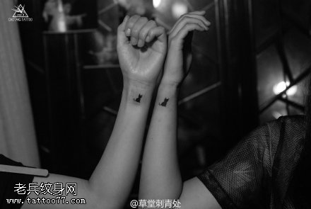 手腕上的小猫咪纹身图案