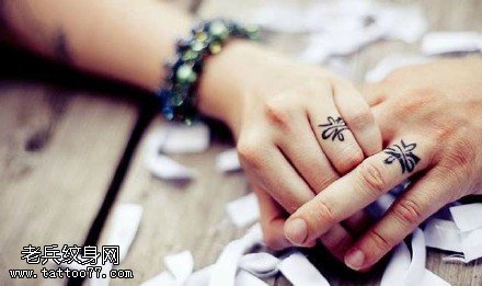 手指上的小花纹身图案