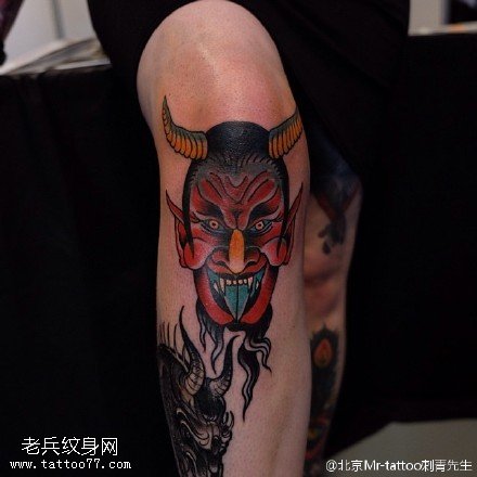 腿部地狱男爵纹身图案