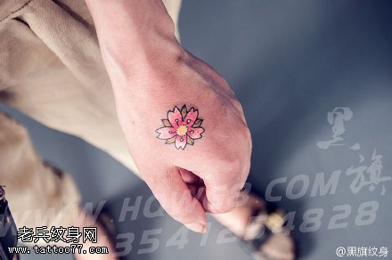 手面上的一朵小花纹身图案