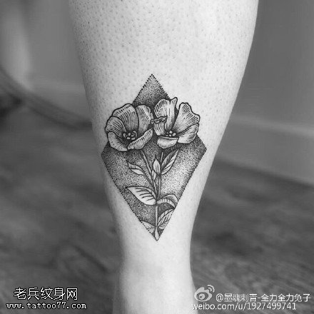 小腿经典的花卉纹身图案