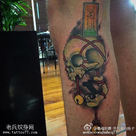 小腿惊悚的骷髅头纹身图案