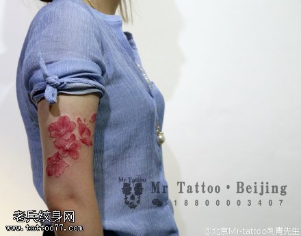 手臂漂亮的樱花纹身图案