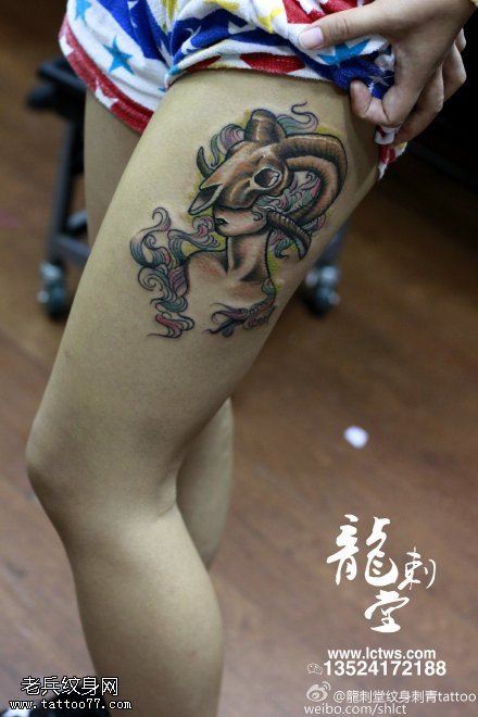 大腿上羊头美女纹身图案