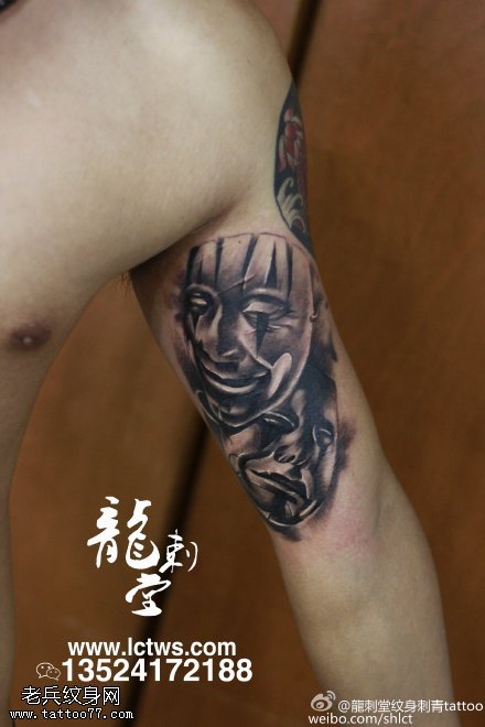 手臂惊悚的面具纹身图案