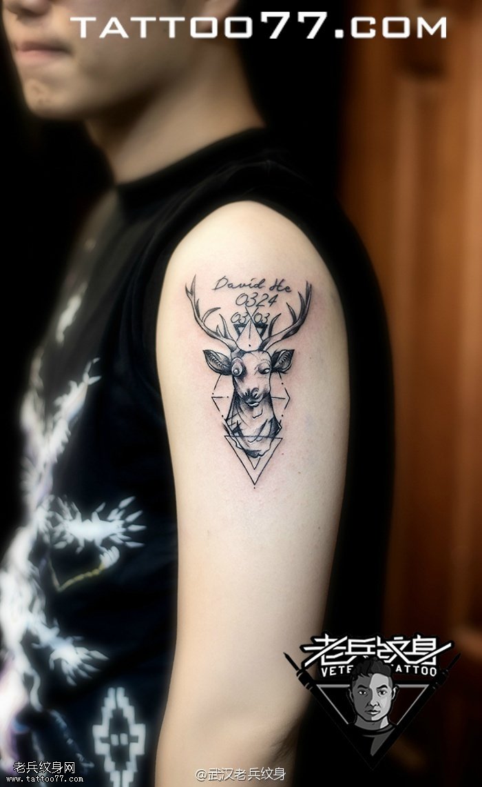 手臂鹿头字母纹身作品由武汉纹身店打造
