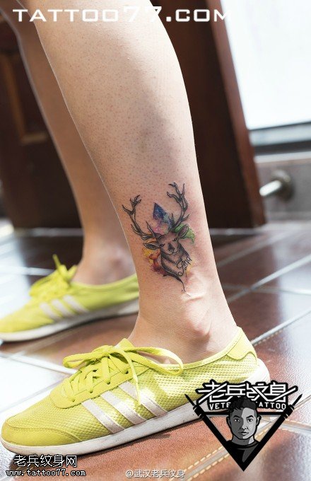 脚踝小鹿纹身作品由武汉纹身店打造