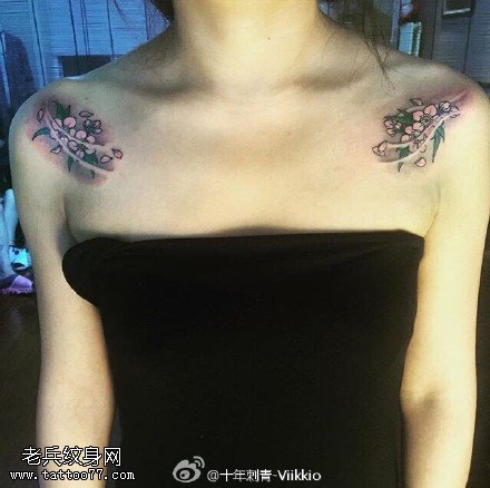 肩膀上的樱花纹身图案