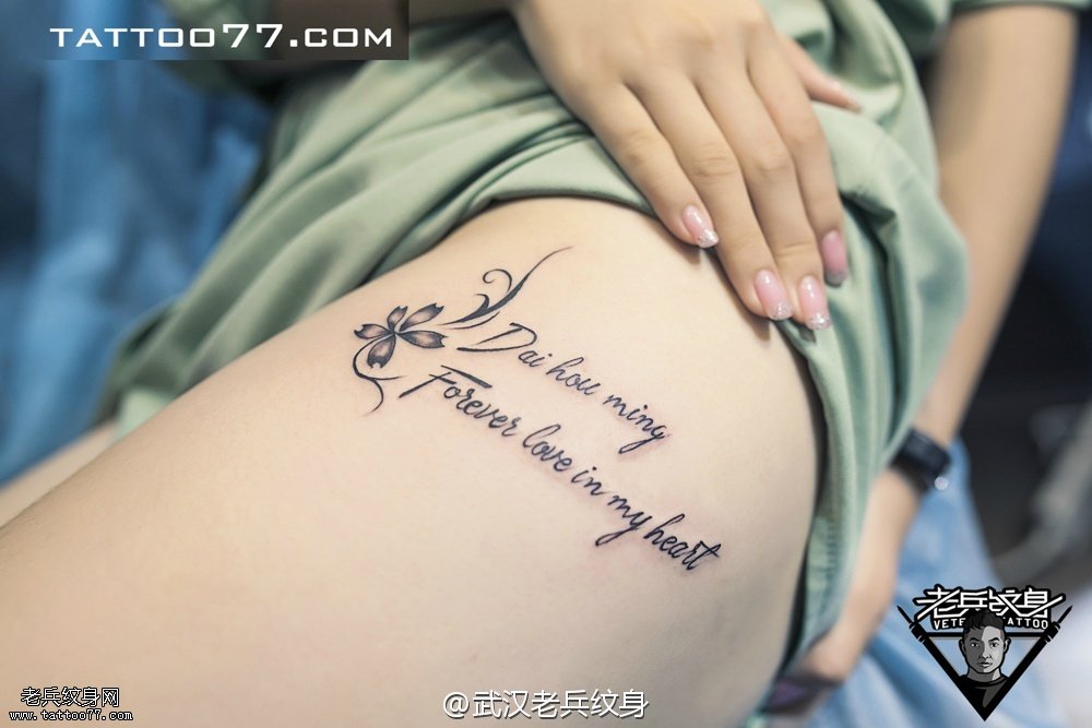 美女性感腿部樱花字母纹身作品