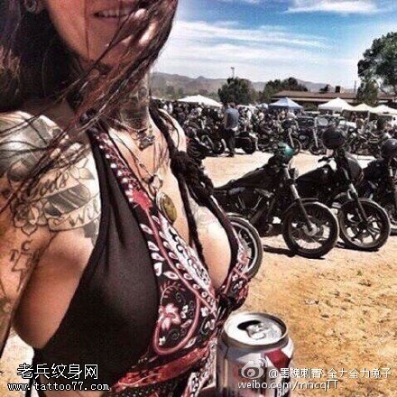 民族风时尚的美女纹身图案