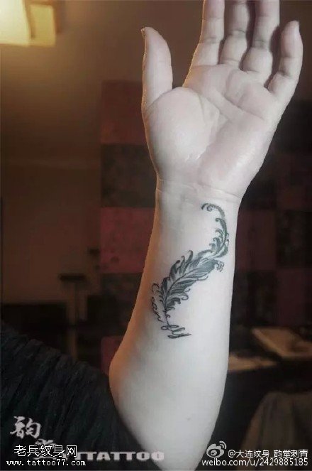 手臂精美的羽毛纹身图案