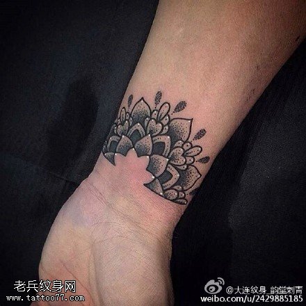 手腕上梵花纹身图案