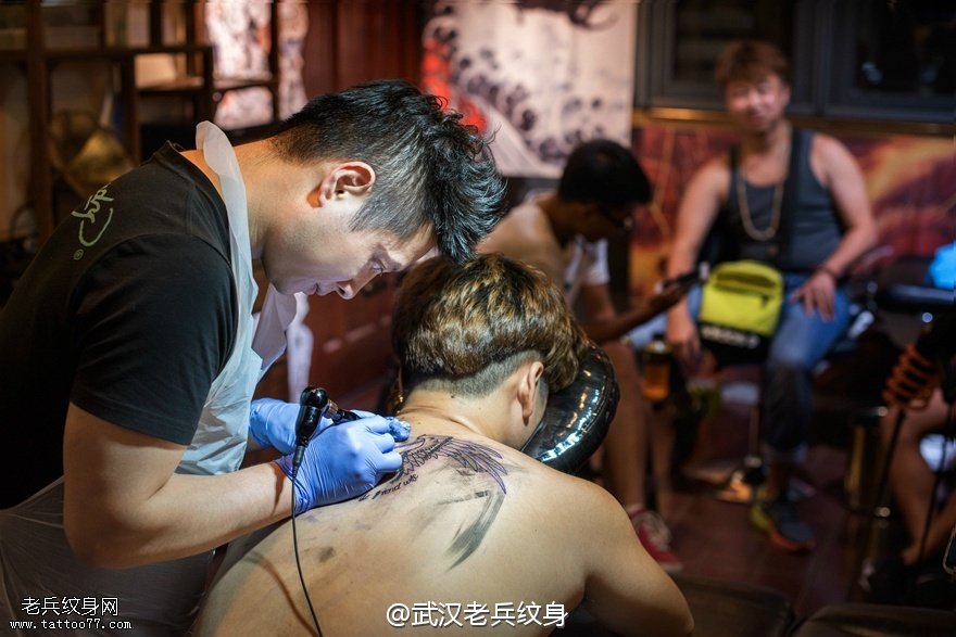 纹身师制作纹身图案过程