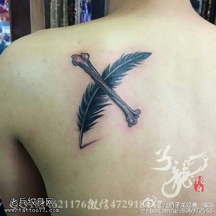 肩膀上的羽毛骨头纹身图案