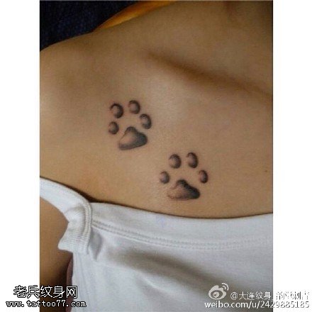 可爱的熊掌纹身图案