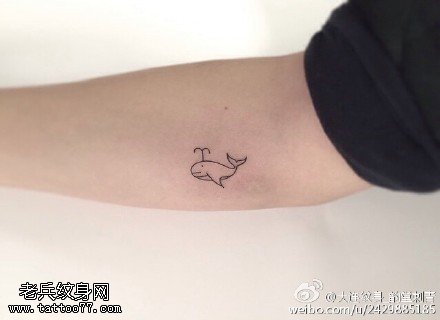 手臂点刺小海豚纹身图案