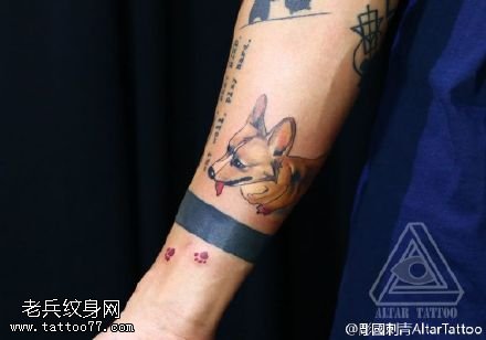 手臂上的小黄狗纹身图案