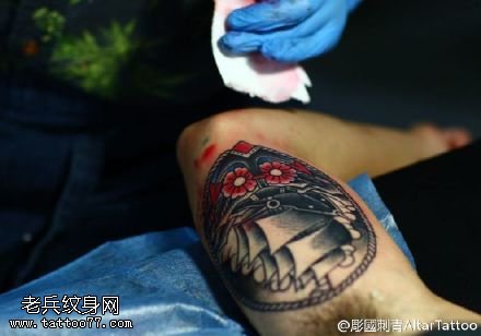 手臂上的帆船纹身图案