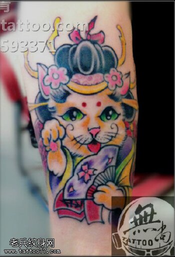 小腿上经典的艺妓猫纹身图案