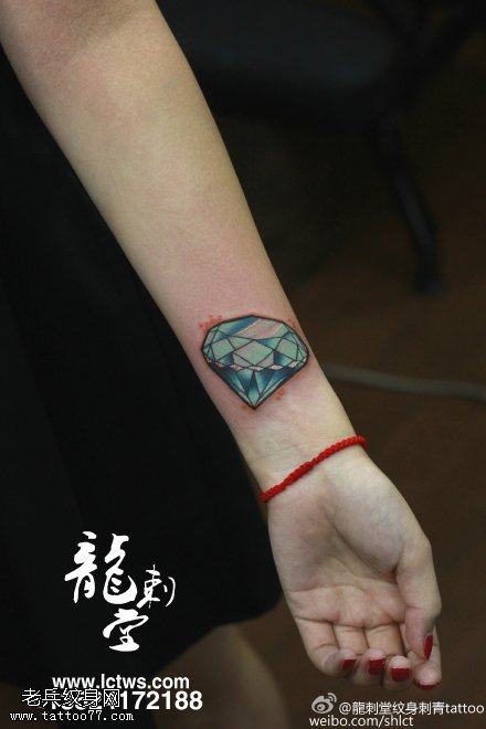 手臂彩绘钻石纹身图案