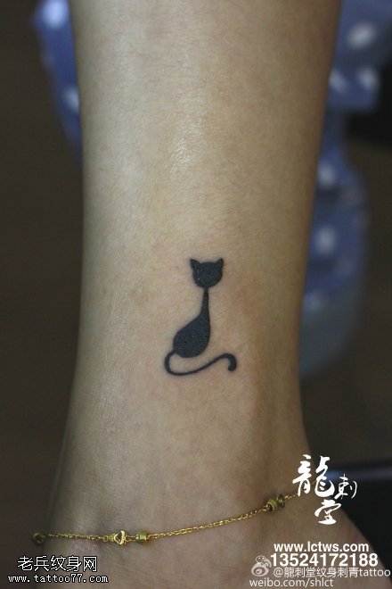 脚腕上黑灰小猫咪纹身图案