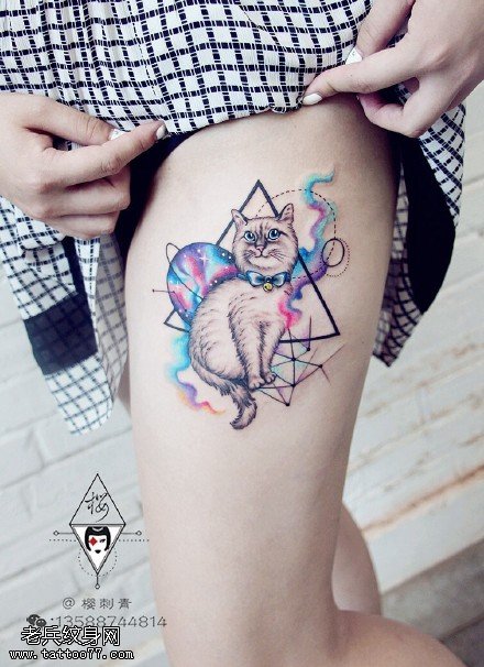 大腿上几何元素的猫咪纹身图案