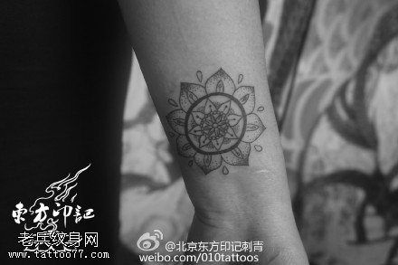 手腕上经典的梵花纹身图案