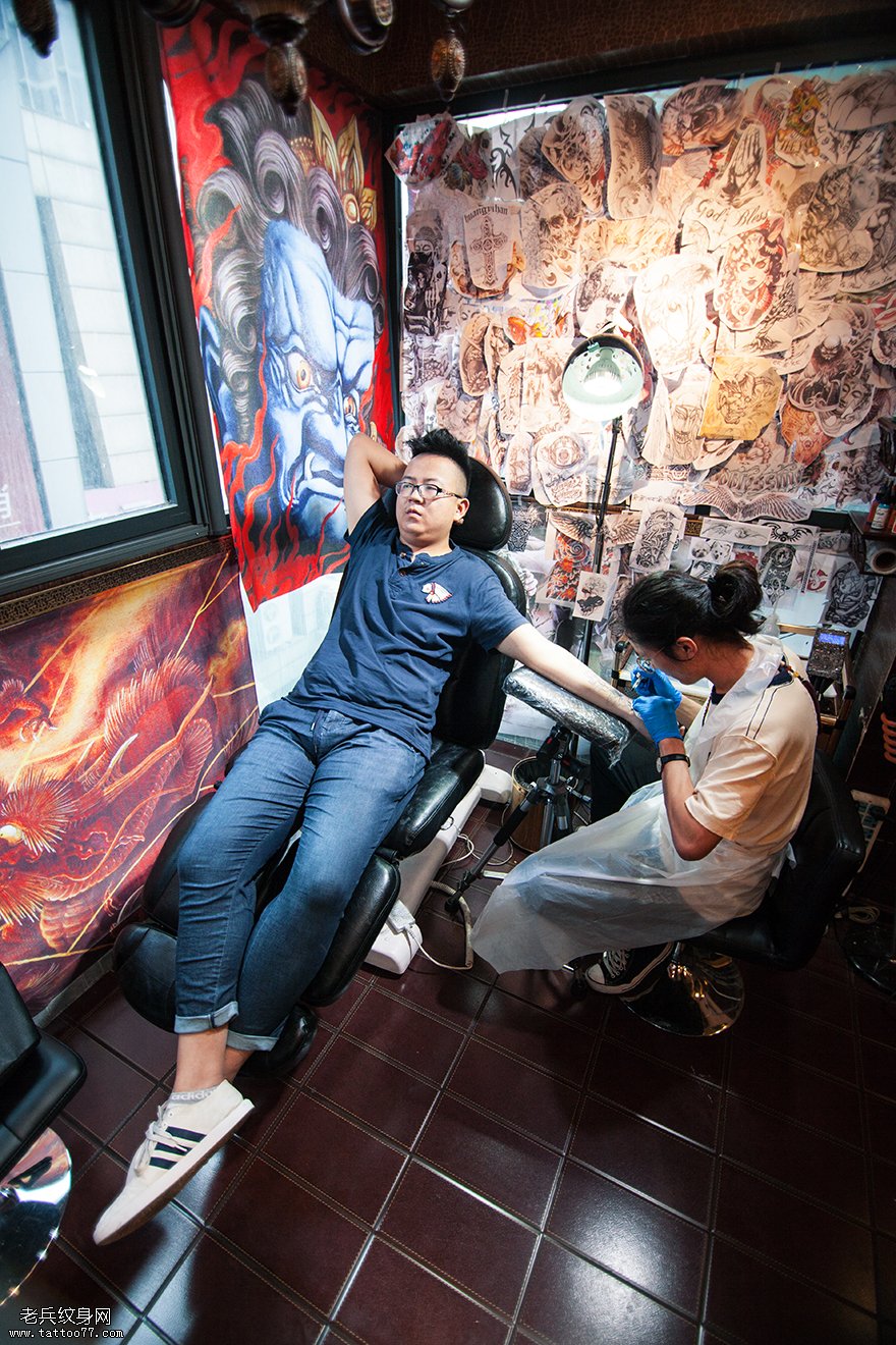 武汉专业纹身店纹身师制作手臂纹身图案过程