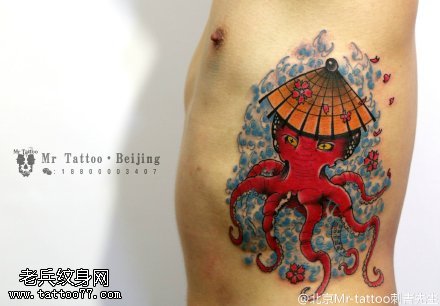 胸侧红色章鱼纹身图案