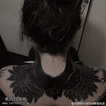 脖子上的大鸟纹身图案
