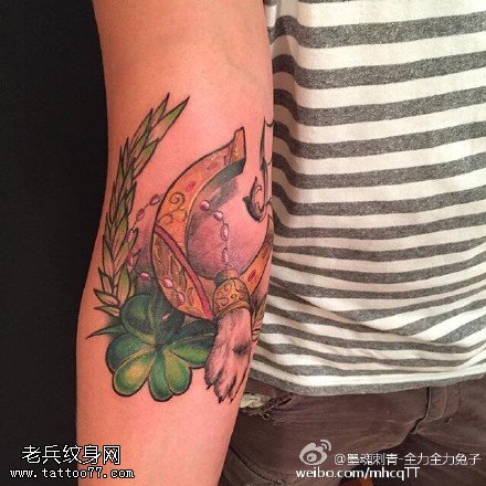 彩绘四叶草小麦穗纹身图案