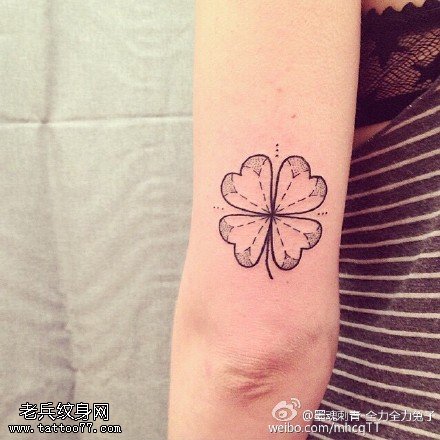 手臂点刺四叶草纹身图案