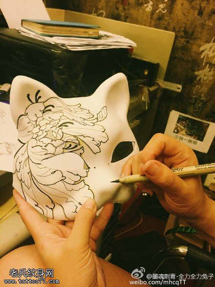 面具上的牡丹纹身图案