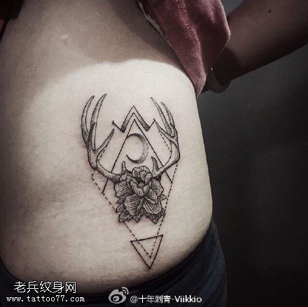 腹部几何元素鹿角花卉纹身图案