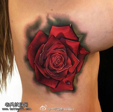 腋下火红的大玫瑰纹身图案