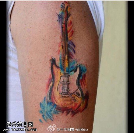 肩膀水彩小提琴纹身图案