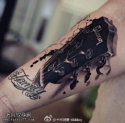 水墨古老的琴纹身图案