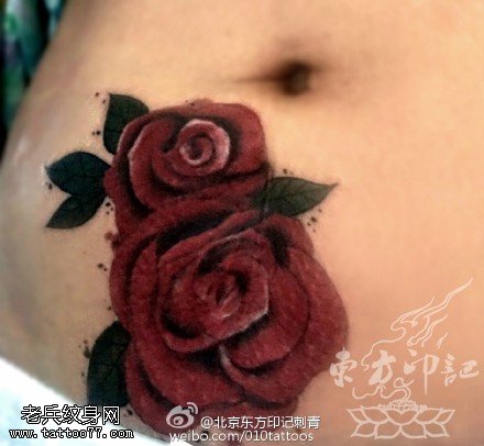 腹部荆棘的玫瑰纹身图案