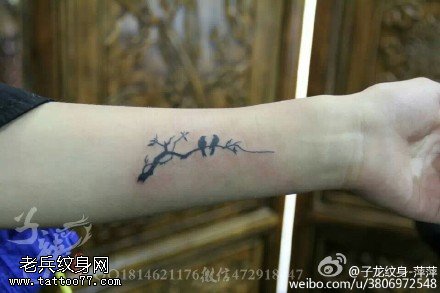 树枝上的小鸟纹身图案
