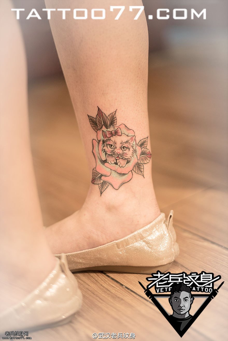 脚踝内侧玫瑰花猫咪纹身作品
