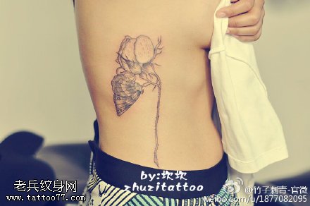 胸侧的花卉纹身图案