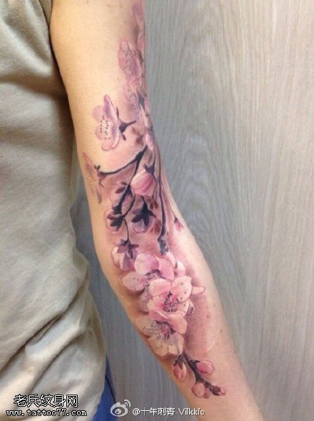手臂漂亮的桃花纹身图案